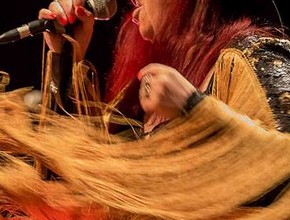 Nina Van Horn zpívá písně Niny Simone