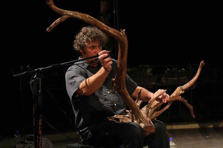 Originální hudební nástroj - ozvučený kořen, hraje: Tomáš Žižka